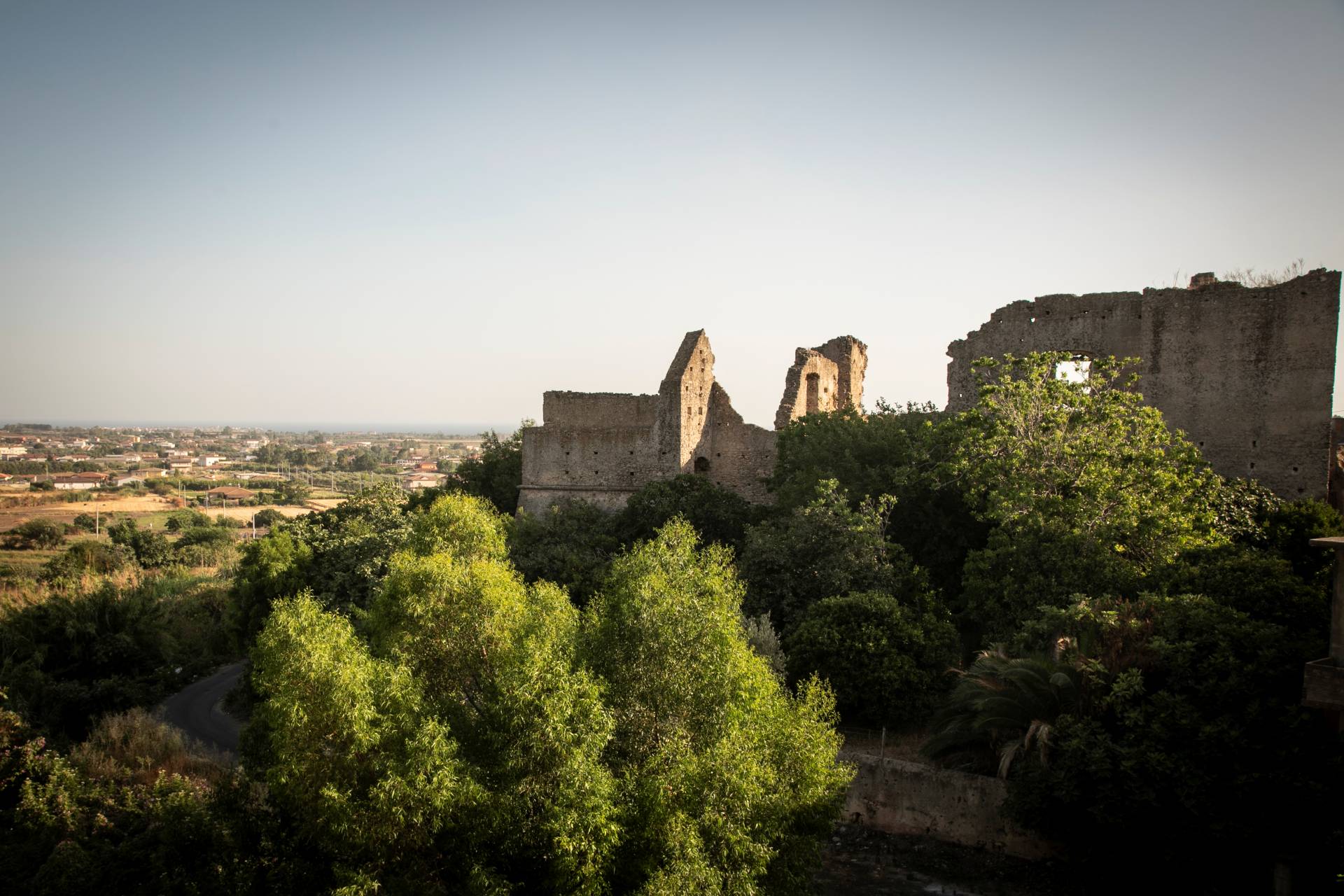 Il castello di Isola, ricostruito nel 1549 da Giovanni Antonio Ricca, era un quadrilatero con bastioni e fossato, residenza dei baroni e difesa contro sbarchi turchi. Parte di una città murata, aveva una struttura urbana ispirata a modelli greci.